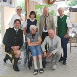 Obfrau Regina Arnus und Ehrenobfrau Stefanie Eibler mit den Ehrengästen